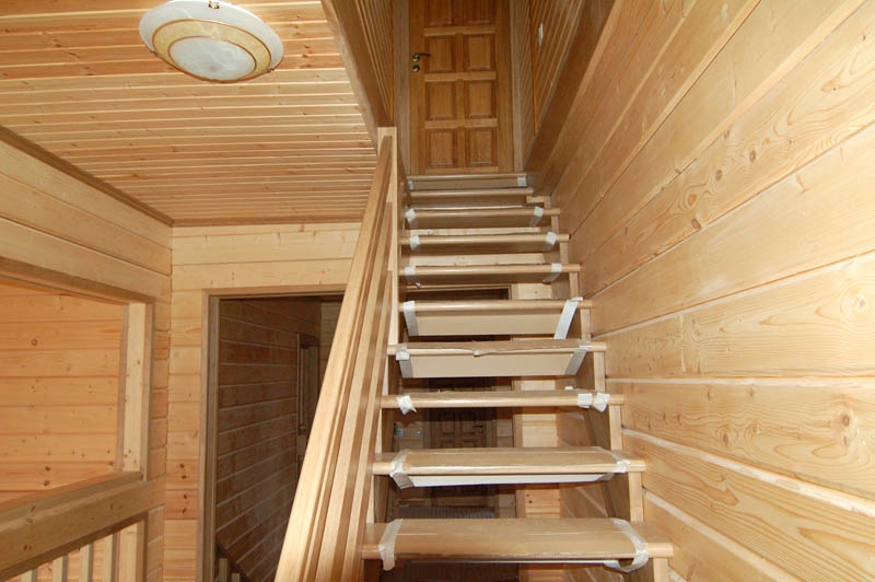 Деревянная лестница из бруса в доме | Градиус